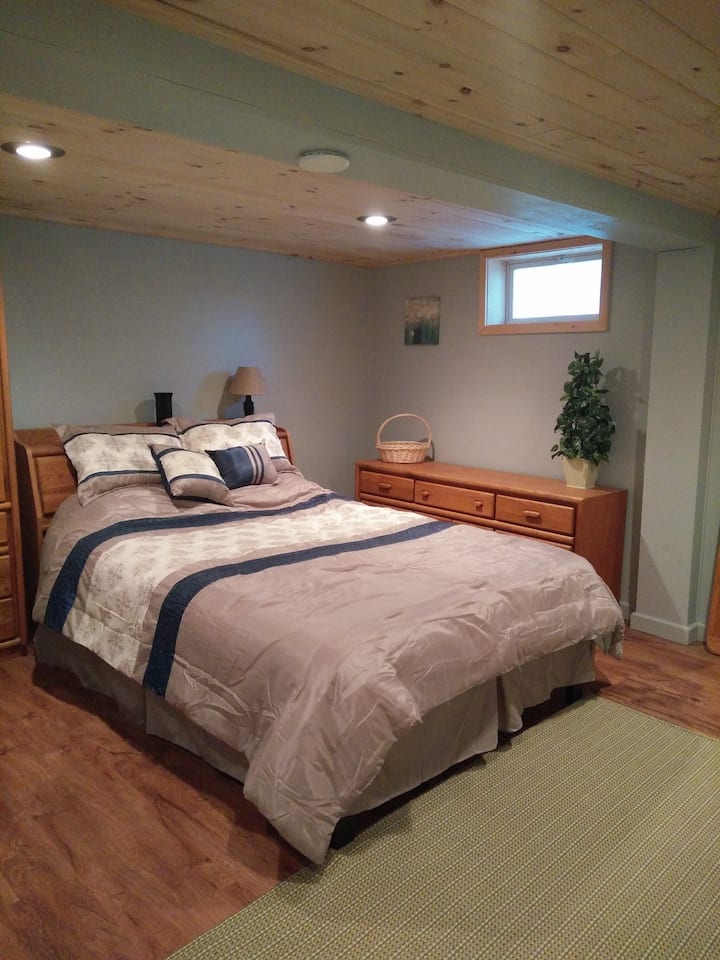 Chumba cha kulala cha ghorofa na kitanda cha malkia