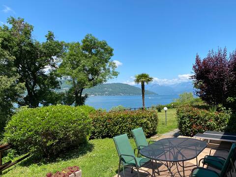 Lakefront house with pool and private garden