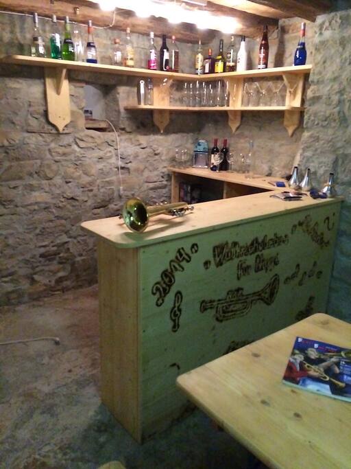 Natursteinkeller mit Bar