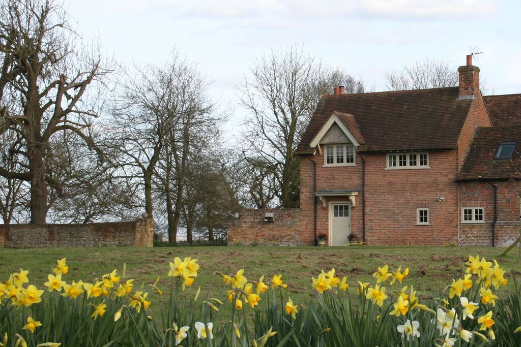 Gardener's Cottage, Brill, Nr Thame, HP18 - Houses for 