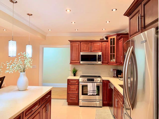 A cozy house- walking distant to High Park &subway gallery image 4