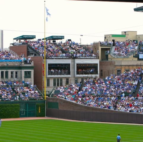 4 Bedroom Across from Wrigley Field Stadium Suite