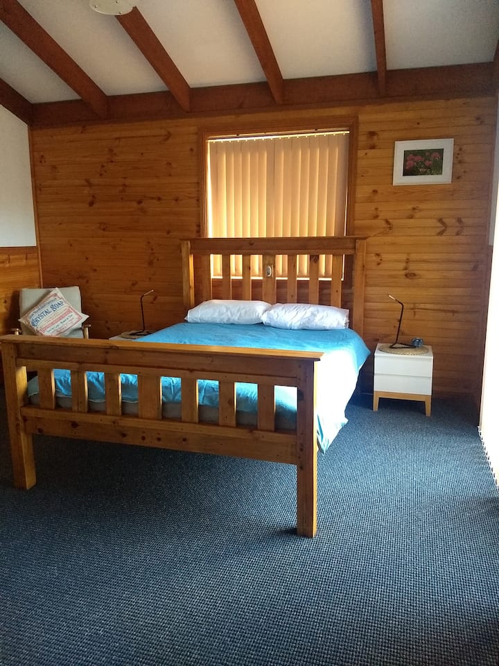 غرفة النوم الرئيسية (الملكة) مع المشي في خزانة الملابس.