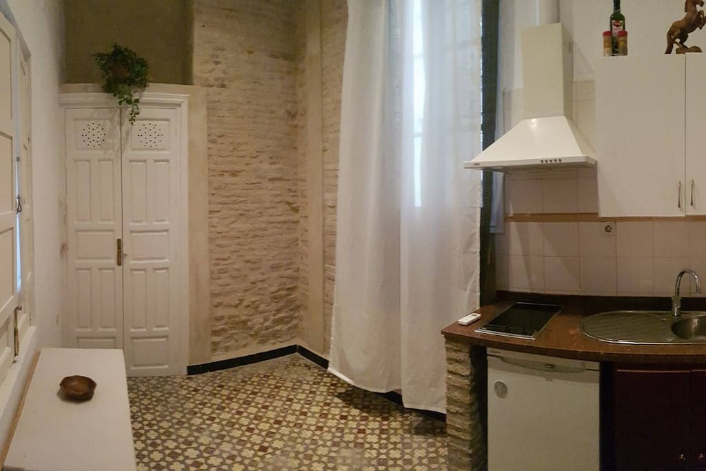 Se ofrece alquiler de estudio de ambiente minimalista y localización céntrica sólo durante el mes de agosto. agua y electricidad incluidas. aparato de aire acondicionado fijo en perfecto funcionamiento. el estudio se encuentra recién reformado, en una inmejorable localización céntrica que ofrece a menos de 10 minutos a la redonda emblemas sevillanos como la catedral de sevilla, la maestranza, la torre del oro o el puente de triana. así mismo, se encuentra a menos de 10 minutos de la estaciónde plaza de armas. abundantes supermercados, mercados de productos frescos, así como bares, tiendas, restaurantes y lugares de ocio nocturno se encuentran a menos de 5 minutos. su cercanía al paseo colón (menos de dos calles) asegura su buena comunicación con el resto de la ciudad. el edificio en el que se encuentra consta de tres plantas en las que sólo vive el casero del edificio, y al igual que el estudio se encuentra recién reformado. el edificio se encuentra en una calle tranquila donde el descanso nocturno está asegurado. 1ª Planta. Amueblado. Calefacción