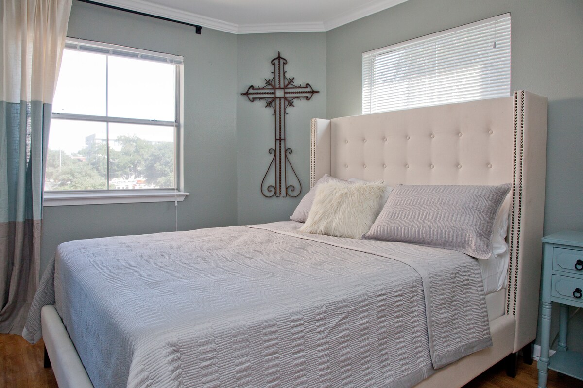 Con una cama tamaño queen y una decoración encantadora, esta habitación está diseñada pensando en la relajación. Disfruta de una noche de sueño tranquilo en un ambiente tranquilo y acogedor.