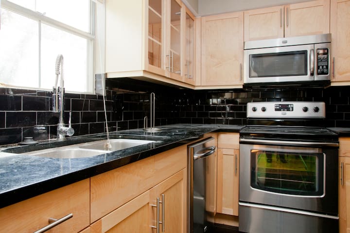 The Cosmo at the Convention Center Walk Score 99! gallery image 5