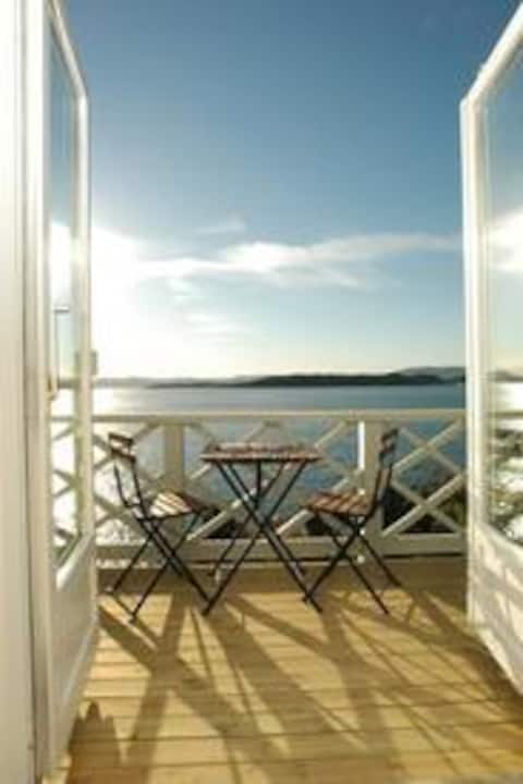 Apartment in seaside villa 12 min from city centre