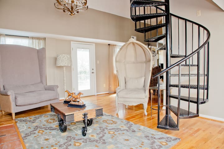 The Cosmo at the Convention Center Walk Score 99! gallery image 2