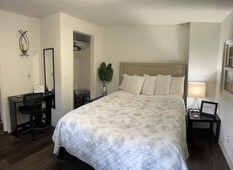 Top Airbnb: Suite Conveniently Located! in University Square