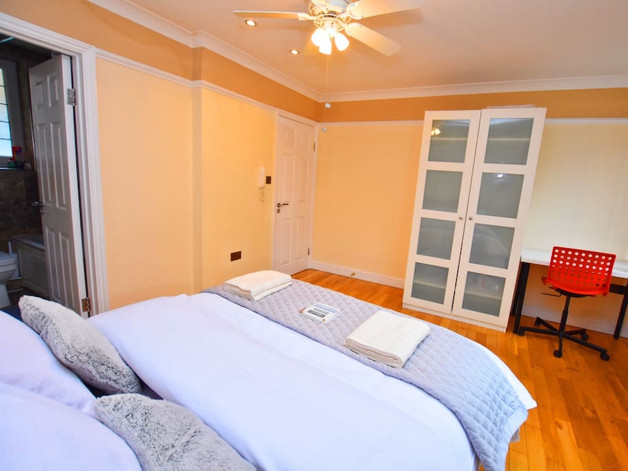 Photo: luxury double room with private bathroom.
Include: towels, bedding, wifi connection, 24/7 check in system and central heating.