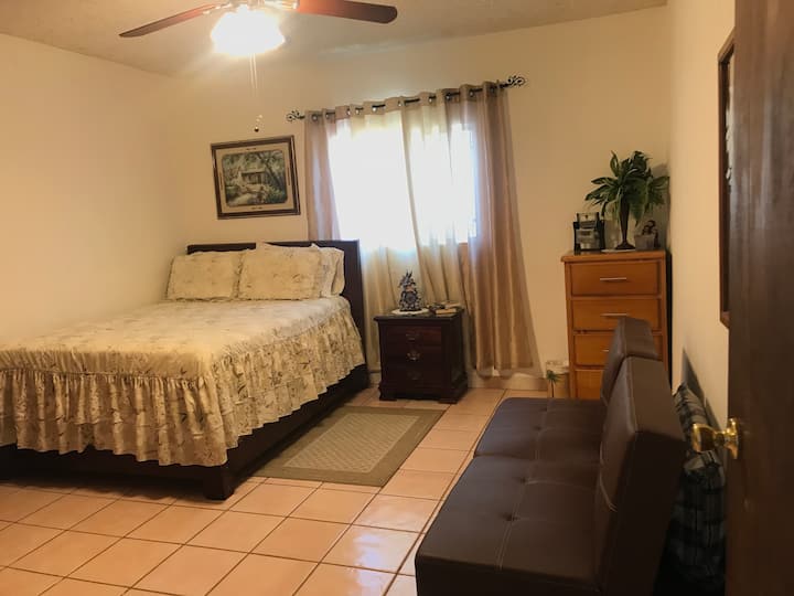 卧室# 1张标准双人床+可转换沙发床