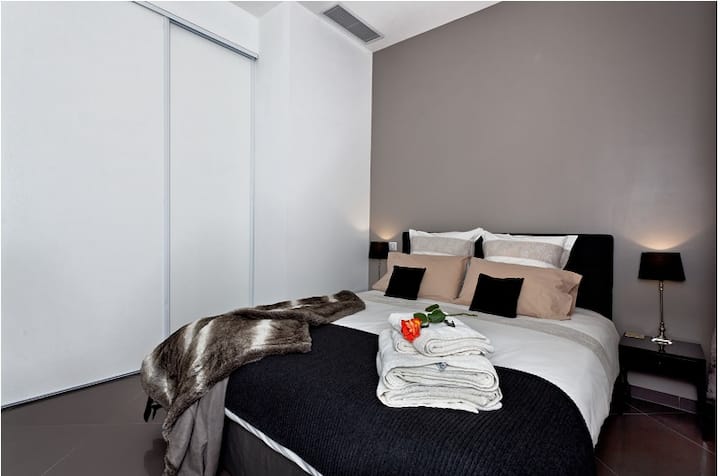 Dhoma kryesore e gjumit ka një dollap të madh të ndërtuar.