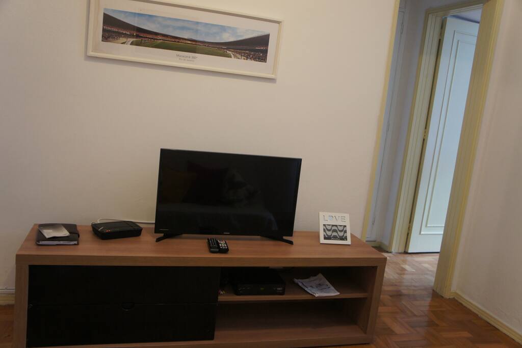 Rack com tv a cabo e internet