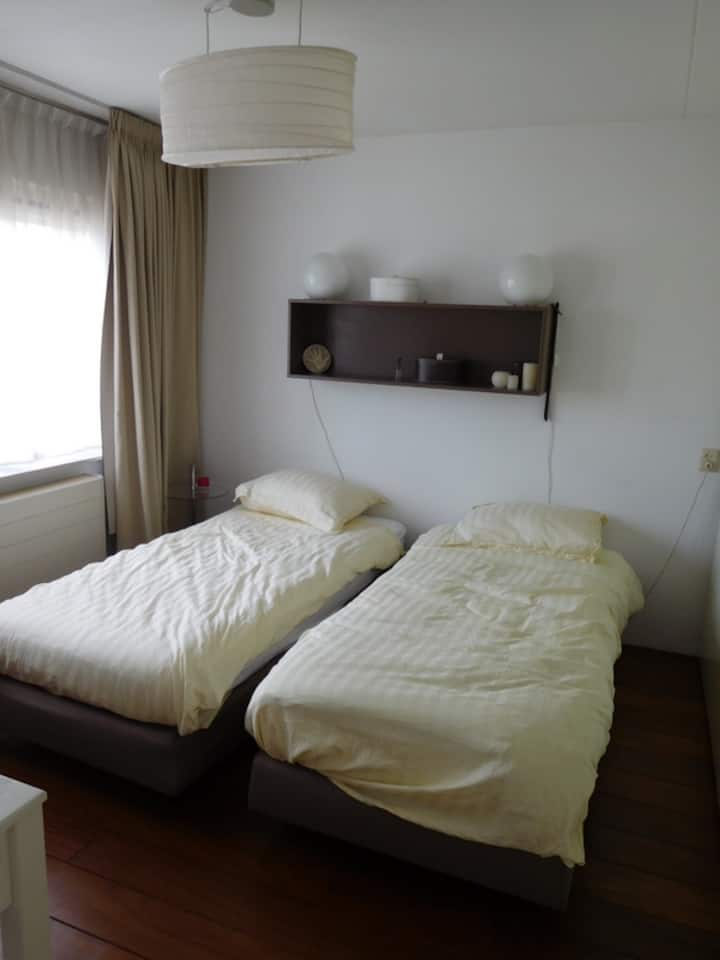 habitación  con 2 camas de una plaza