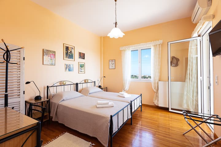 Спална соба со 2 единечни кревета, 32-инчен HDTV, клима уред, плакар и канцелариско биро на 1 кат.