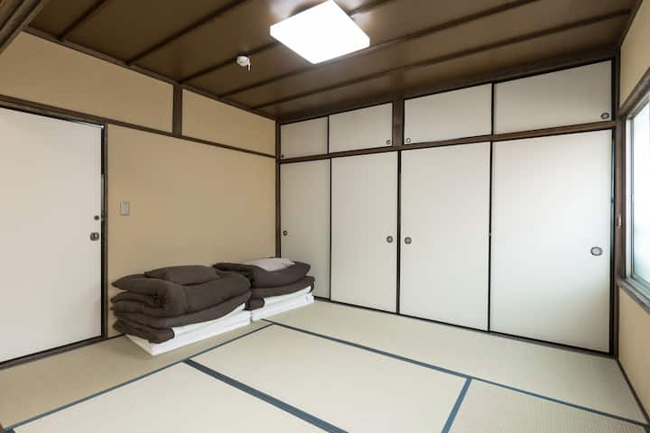 Соба/футон во јапонски стил на горниот кат