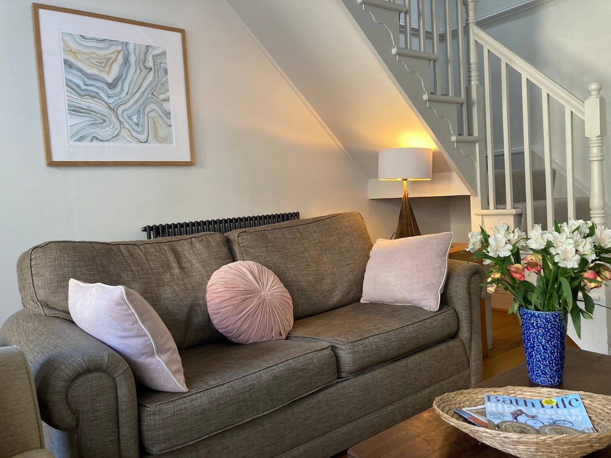 Popular Airbnb listing: Very Stylish Mews House with private parking in Bathampton