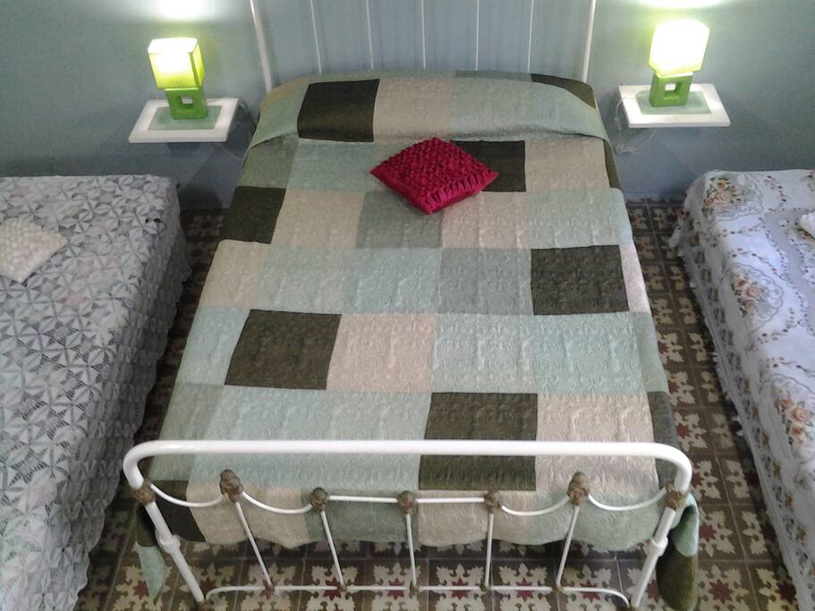 There's one queen size bed and ,on demand, two extra single beds...