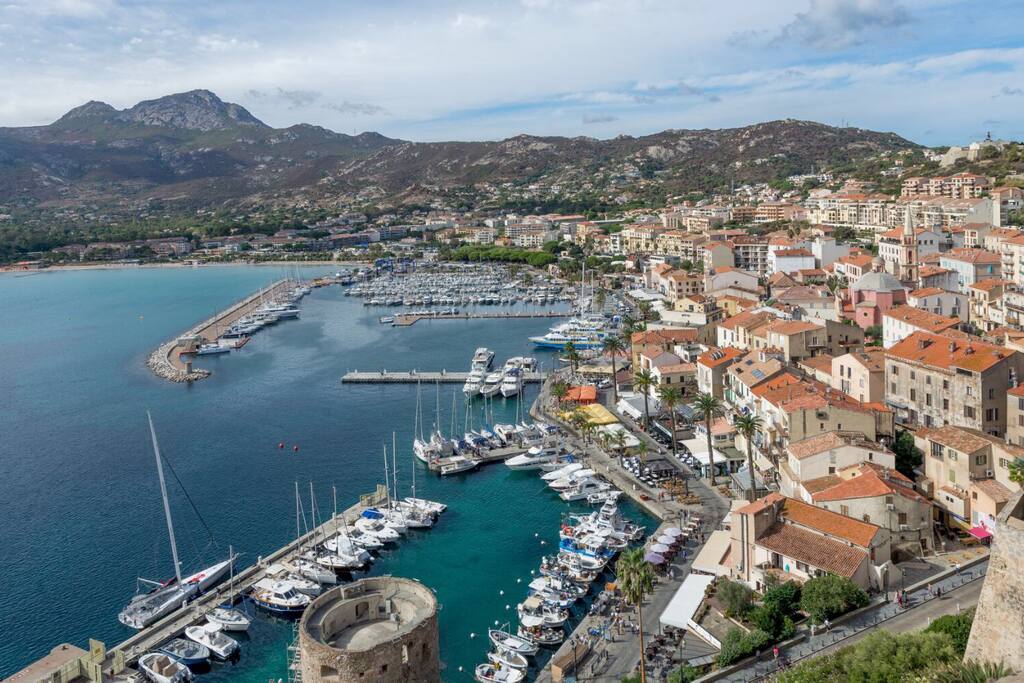 VUE FENETRE SALON PORT DE CALVI