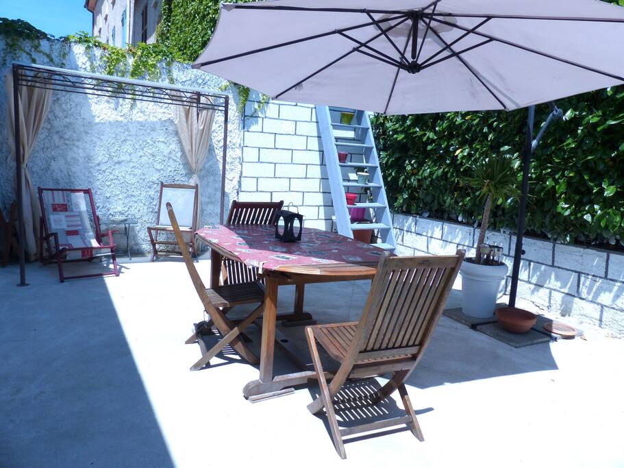 Cour privative bien orientée, ensoleillée et calme