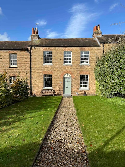 Cosy cottage in the heart of Taunton with parking