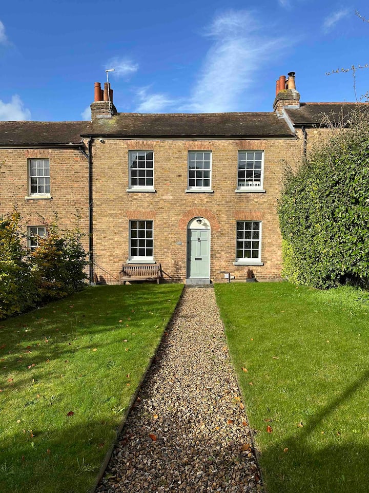 Cosy cottage in the heart of Taunton with parking