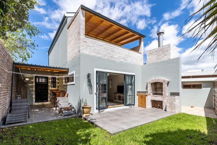 Beautiful Mountain Views close to Winefarms