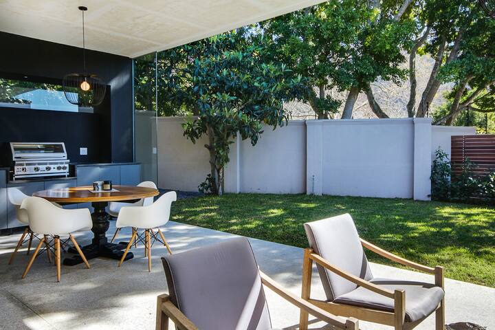 Stylish 2-Bedroom Cottage in Constantia gallery image 4