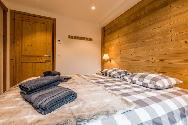 Dormitorio de la planta baja n .º 1 (2 camas individuales)

Acceso al balcón frente a Brevent, sur