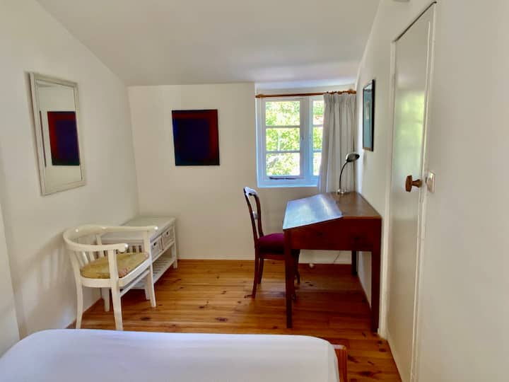 Hoofdslaapkamer met bureau. Wifi met snel internet. Een rustige kamer om te werken.
