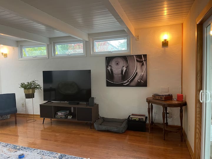 Cozy Retreat, King Suite, Campus Close - Corvallis, OR