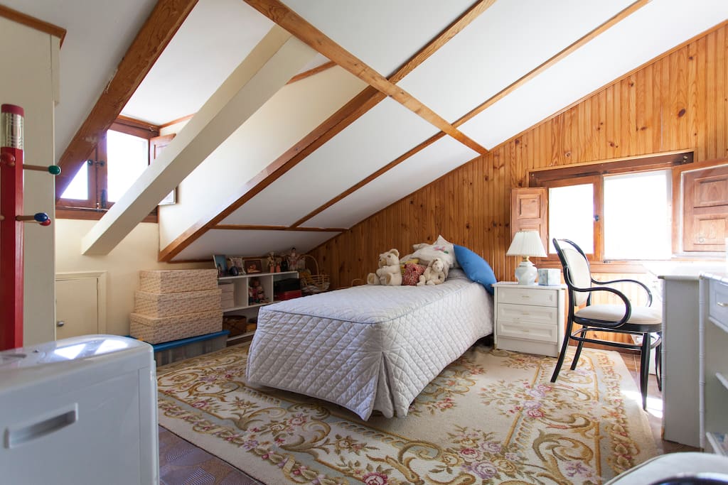 Second upstairs room (single bed, twin size)