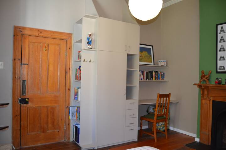 Sunny & spacious home in hip neighborhood gallery image 5