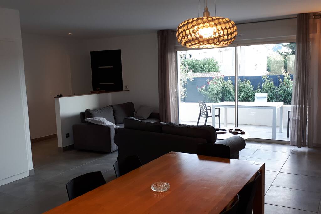 Salle à manger vue sur salon