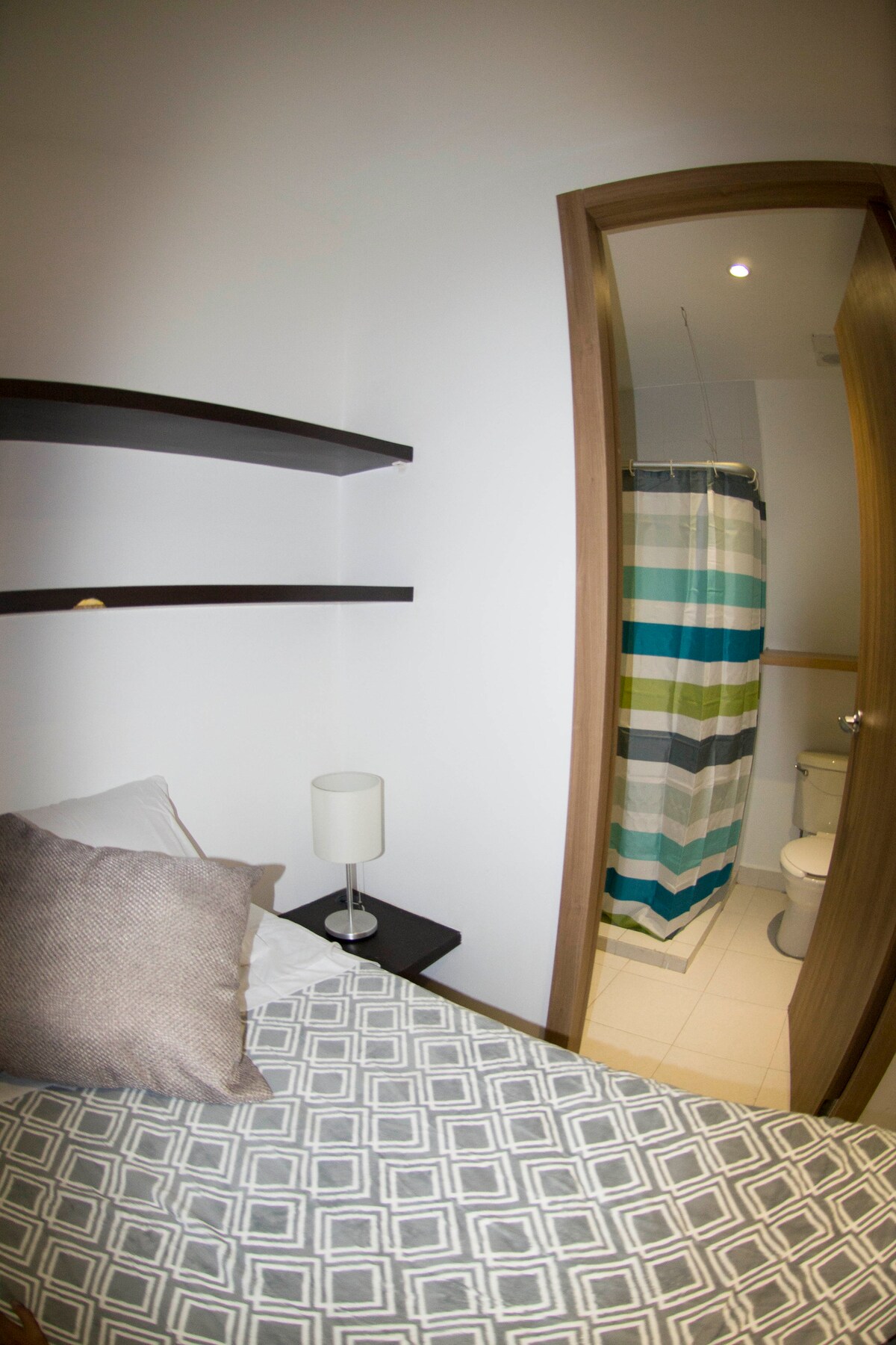 Úžitková miestnosť s vlastnou posteľou a kúpeľňou s toaletou