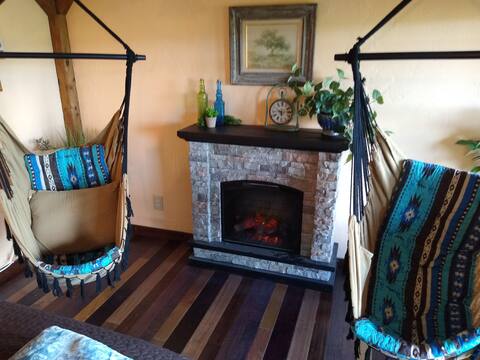 Top performing Airbnb: Zannabella Scenic Sunrise Cabin. Breakfast Incl. in Ingram