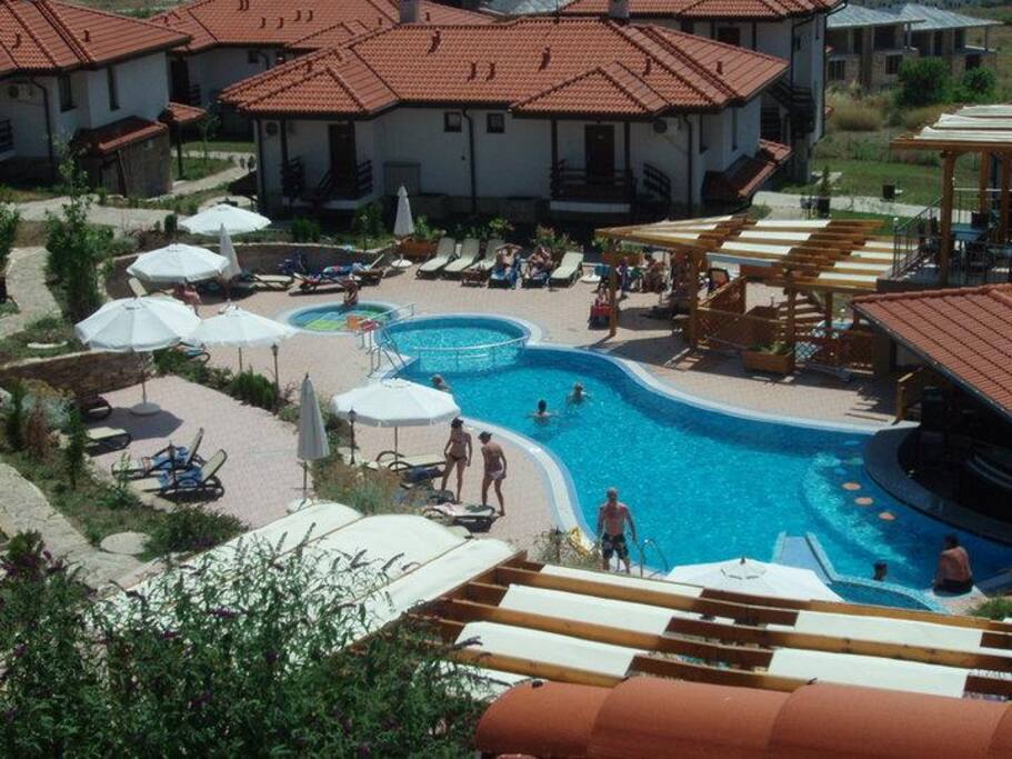 Main pool with swim up bar