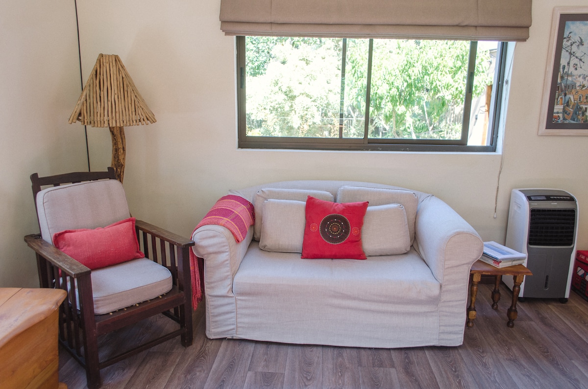 פינת ישיבה בדירת הסטודיו