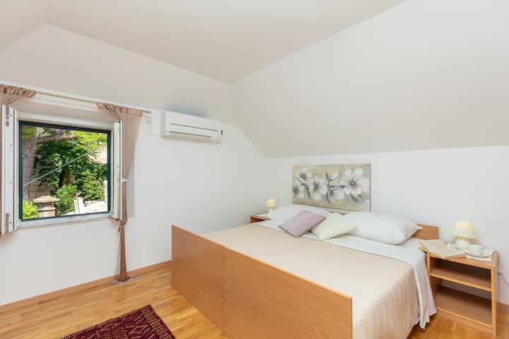 Საძინებელი ორადგილიანი საწოლით