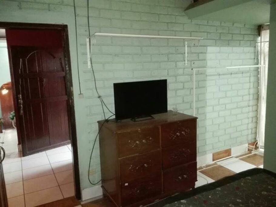 TV con cable y luz incluida