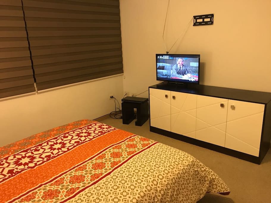 Dormitorio con tv de 32"
