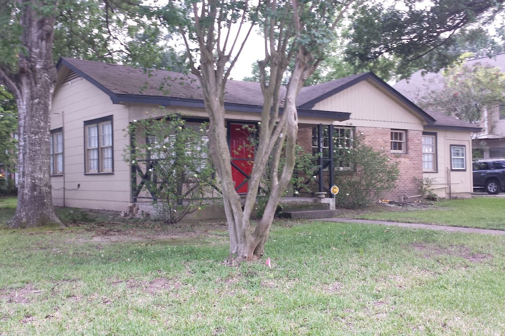 Cute bugalow on corner lot, huge front and back yards
