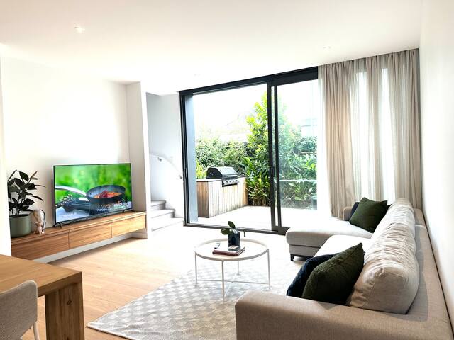 Spacious 4 bedrooms Hawthorn gallery image 2