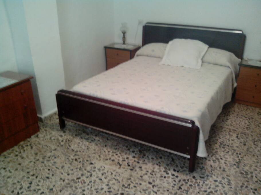 cama matrimonio en dormitorio principal