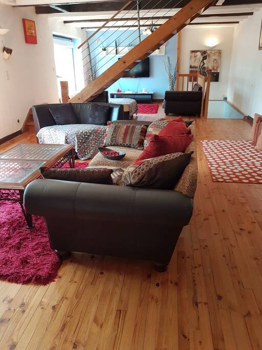 Formal and TV lounges