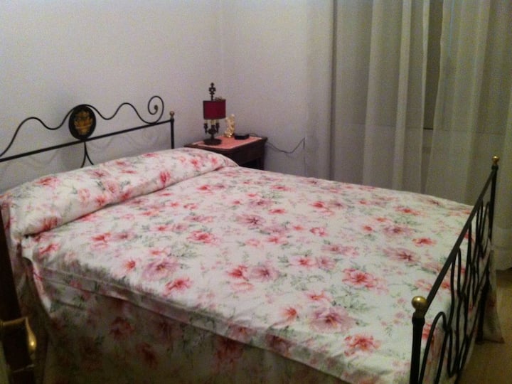 Cuarto dormitorio con cama individual y media cama - cuarto dormitorio con una cama tamaño queen 