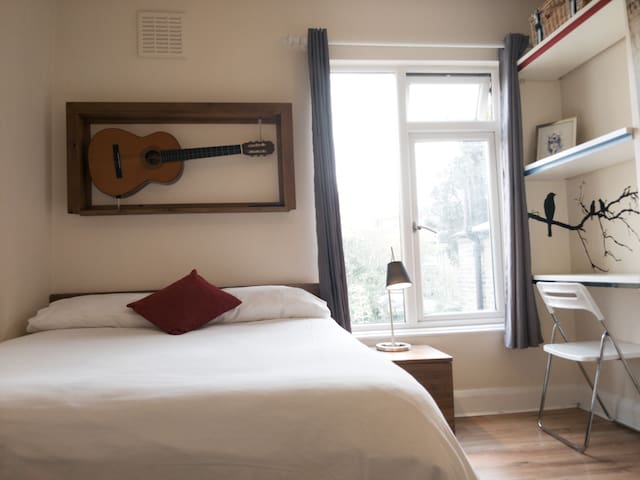 Lovely, south-facing double bedroom