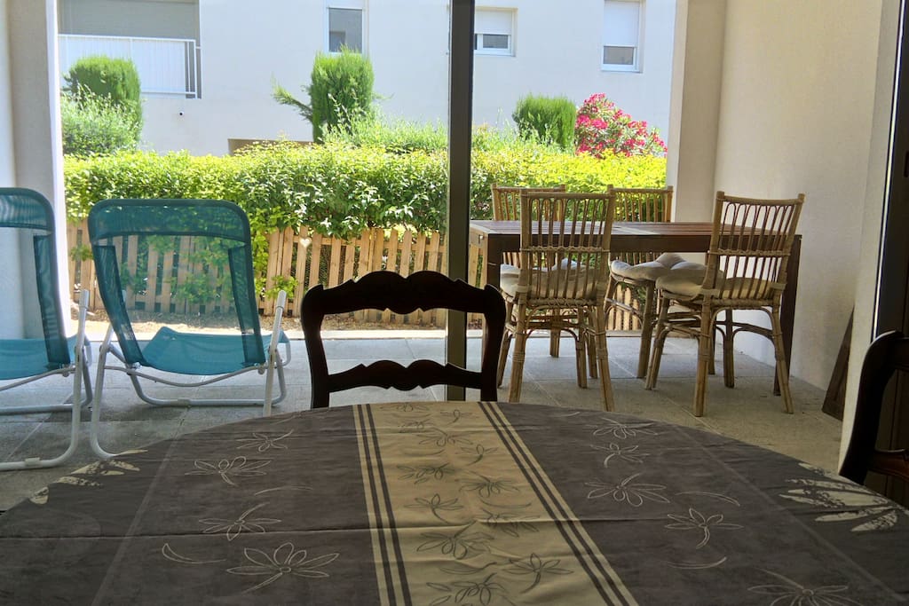 Le salon avec vue sur la terrasse