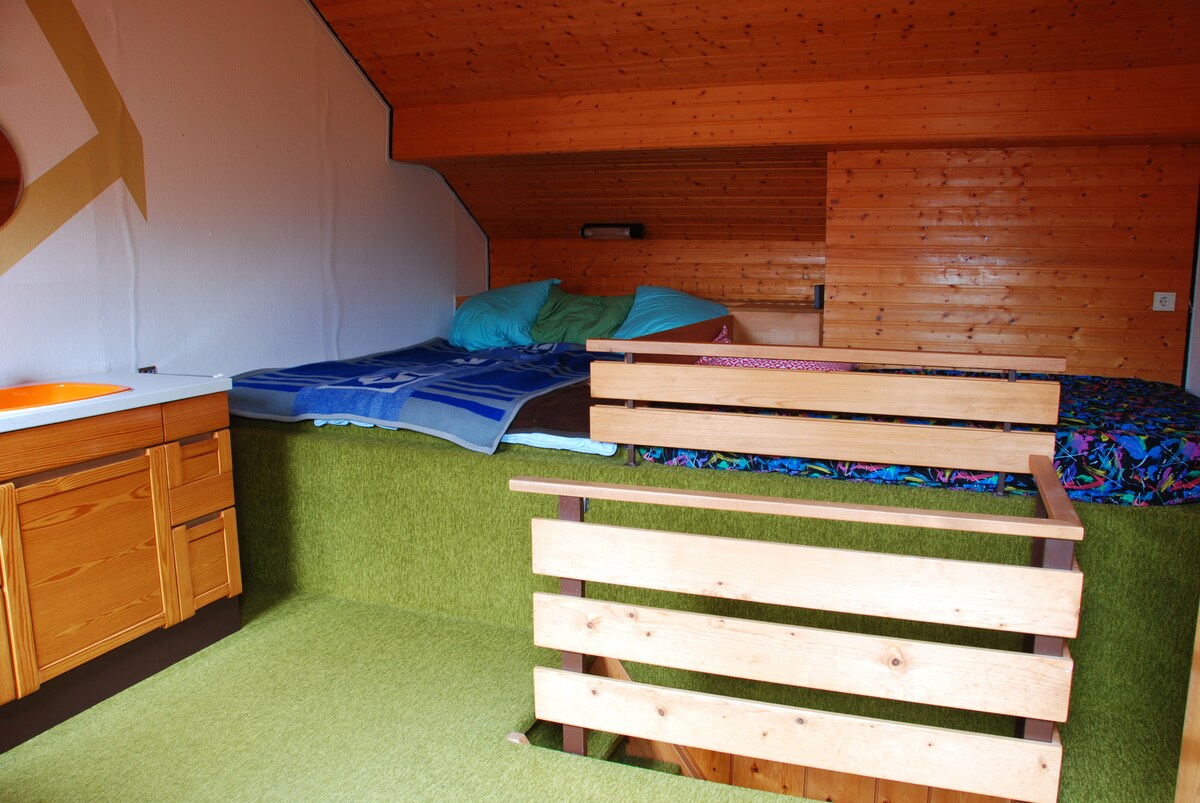 منطقة النوم في الغرفة العلوية