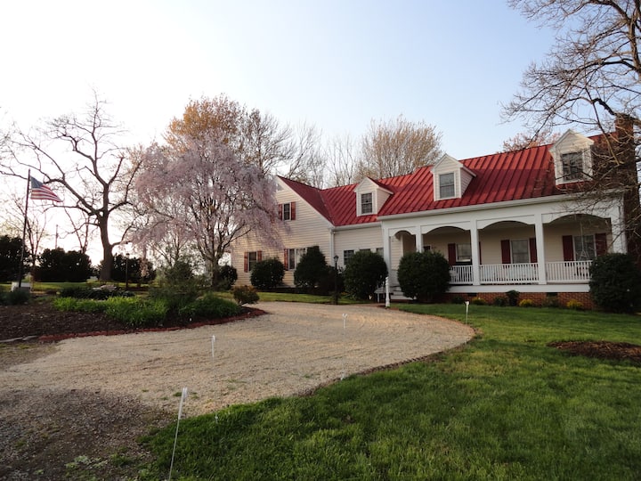 Quaint Farmhouse Suite-Sitting Area, 2 BR & Bath